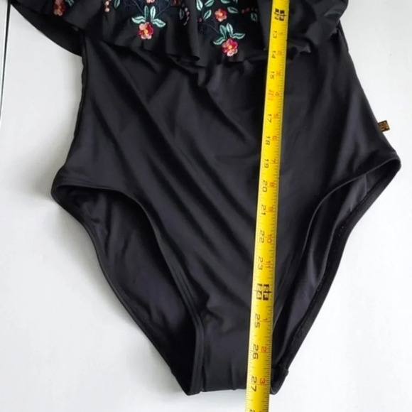 La Vie en Rose One Shoulder Ruffle Embroidered Flowers Black Bathing Suit Size M - Picture 9 of 11
